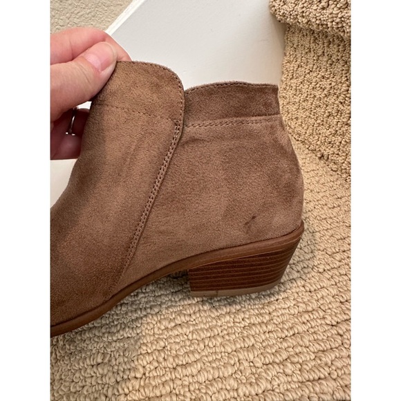 👢🥾 Beautiful F21 comfy, faux suede booties. GUC only wore twice. Great deal.🍂🌾 - Picture 2 of 8